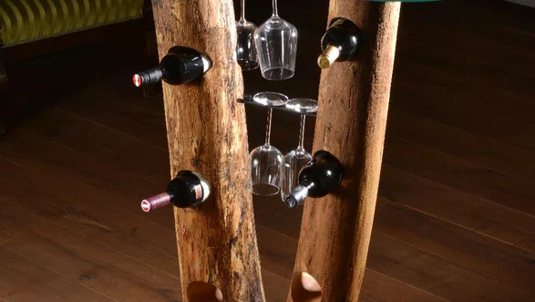 Bar aus einem Baumstamm