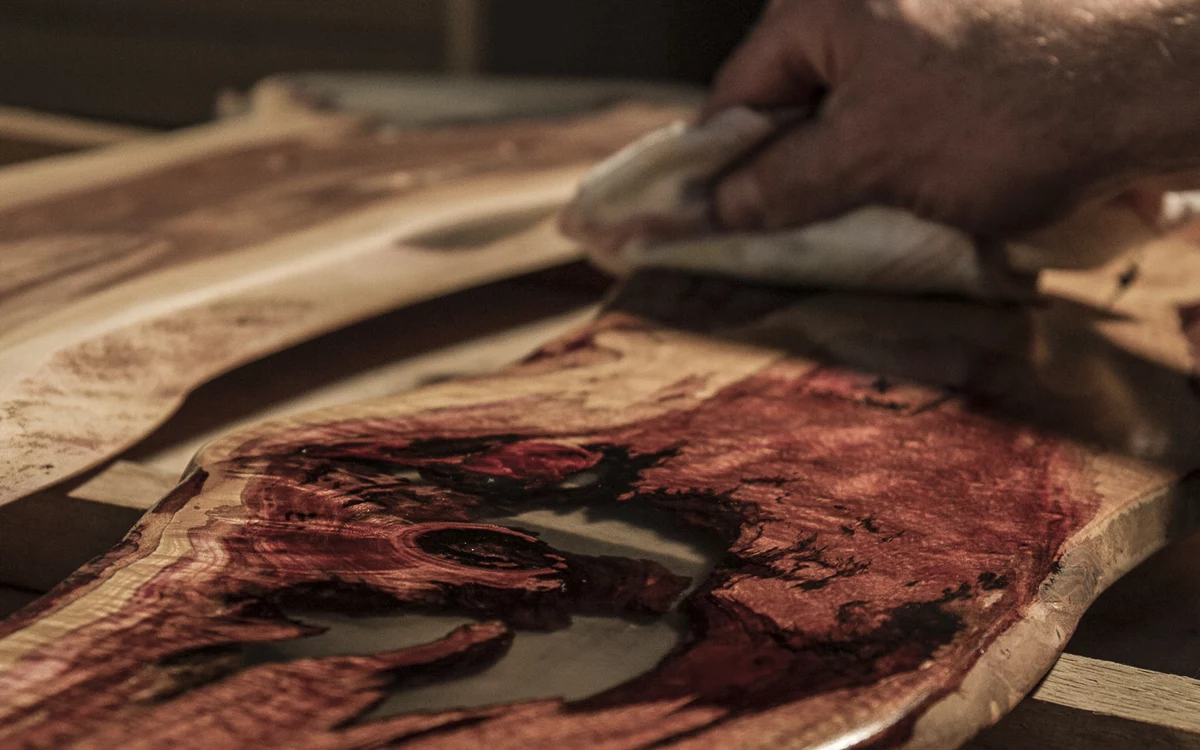 Ein Holztisch wird in unserer Manufaktur poliert