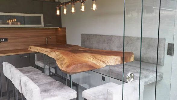 Esstisch aus einem Baumstamm