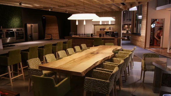 Table de salle à manger d'un tronc d'arbre