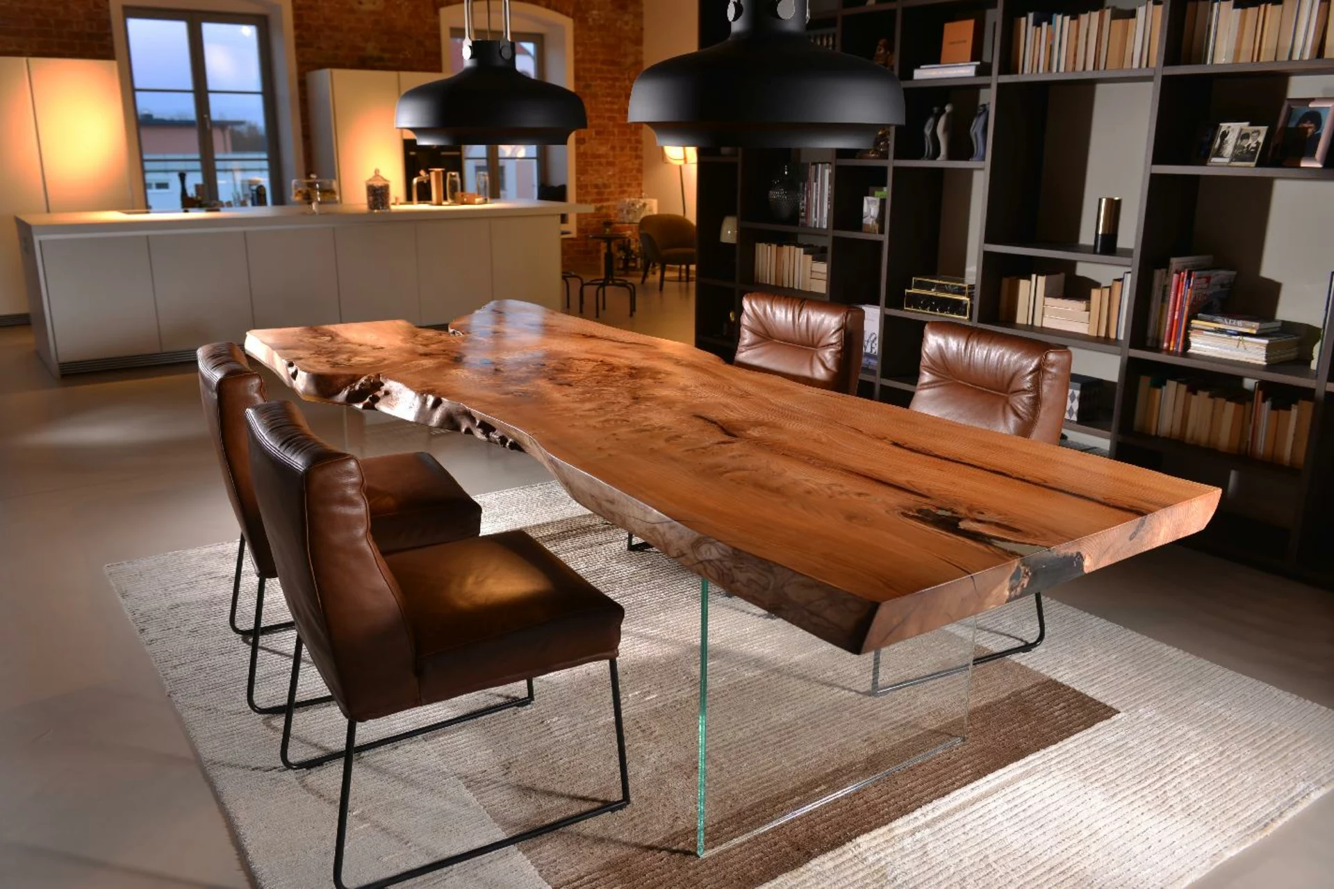 Baumstamm Tisch aus naturbelassenem Holz