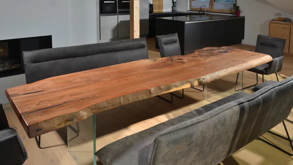 Table à manger d'un tronc d'arbre