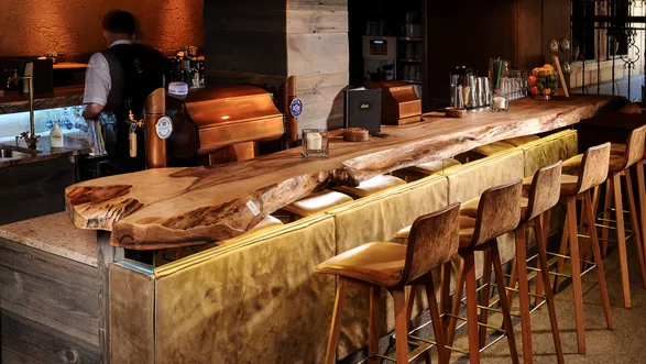 Baumstamm Tisch in der Gastronomie
