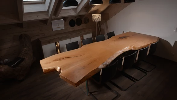Table de salle à manger avec tronc d'arbre par Stammdesign