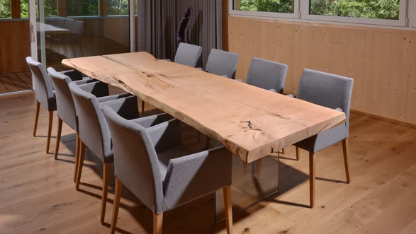 Table de réunion à partir d'un tronc d'arbre