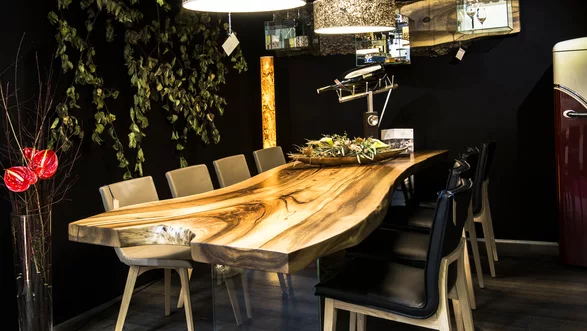 Baumtisch mit Waldkante