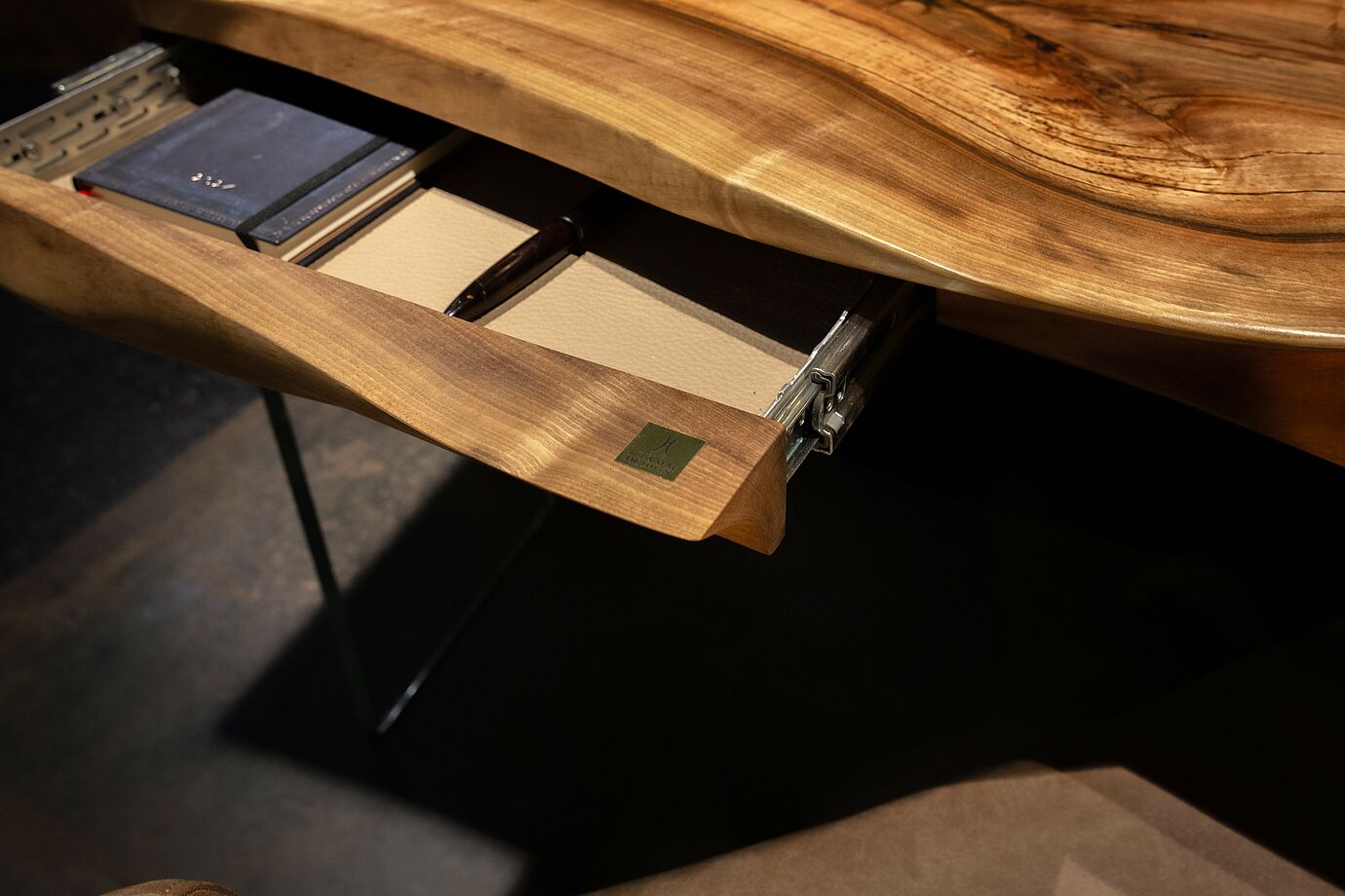 Schreibtisch Nussbaum Nr. 22