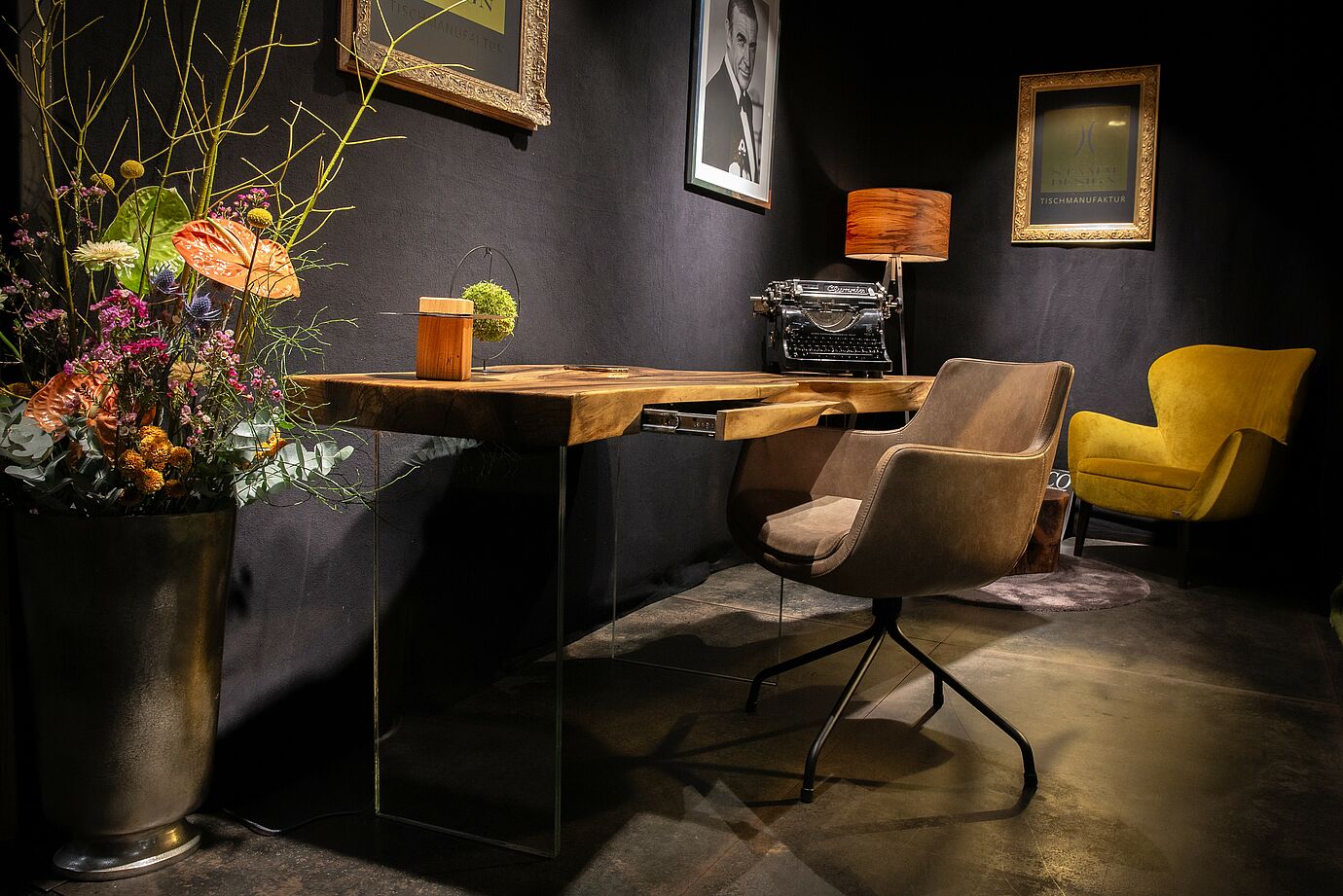 Schreibtisch Nussbaum Nr. 22