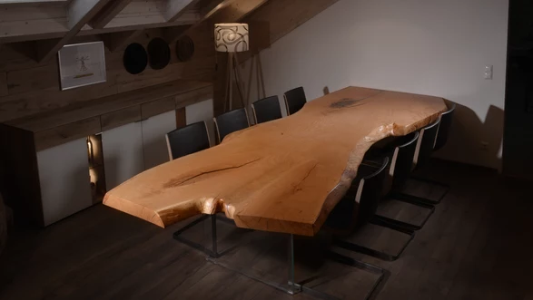 Table de salle à manger avec tronc d'arbre par Stammdesign