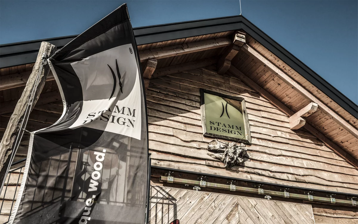 Dans notre usine de bois, les troncs d'arbres deviennent des modèles de bois uniques