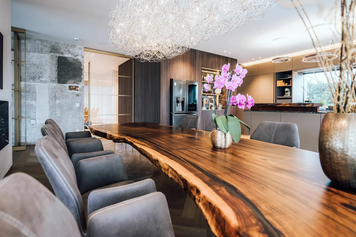 Nussbaumtisch Stammdesign