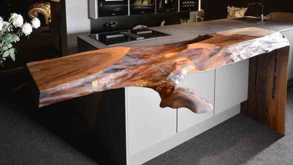 Bar aus einem Baumstamm