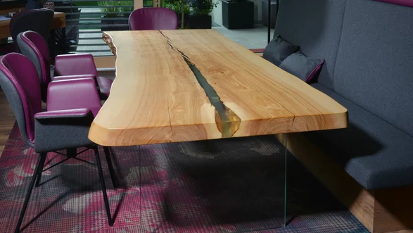Table à manger d'un tronc d'arbre