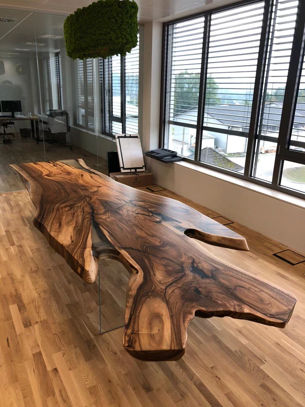 Nussbaumtisch Stammdesign