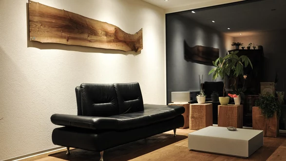 Holzskulptur aus einem Baumstamm