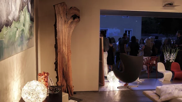 Holzskulptur aus einem Baumstamm