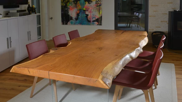 Baumtisch mit Rinde