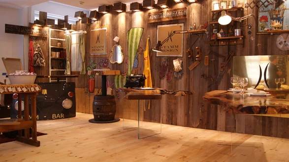 Wand mit Holzverkleidung von Stammdesign