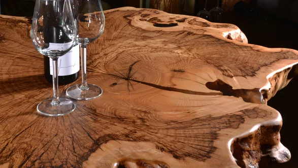 Hochtisch aus einem Baumstamm