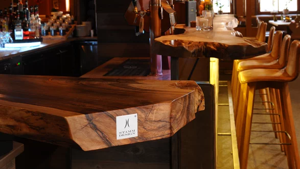 Gastronomie Tische aus einem Baumstamm