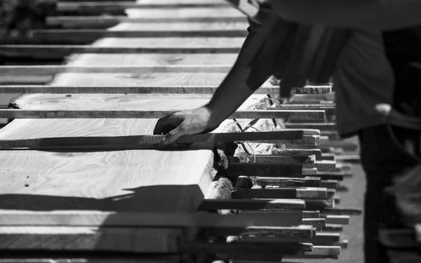 In unserer Manufaktur wird wird unser Holz sanft getrocknet und gelagert