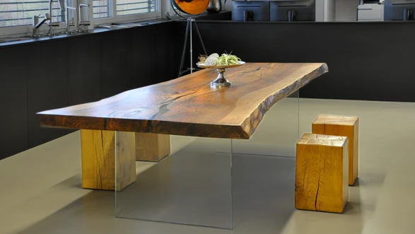 Table en bois massif avec tronc d'arbre en noyer