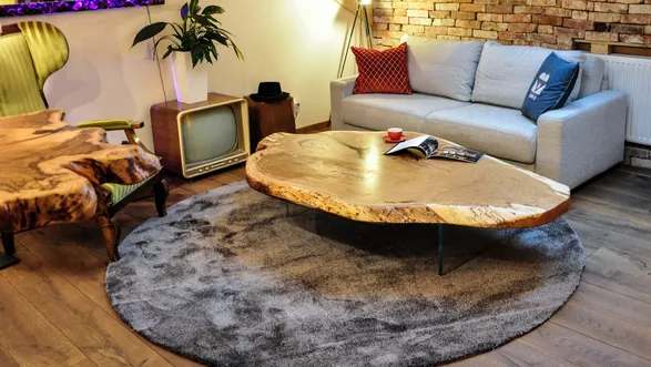 Baumstammtisch Couchtisch mit Glasbeinen