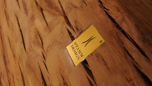 Hotellerie Möbel aus einem Baumstamm