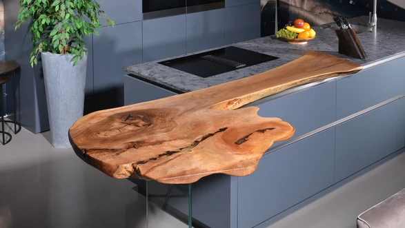 Bar Massivholz aus einem Baumstamm