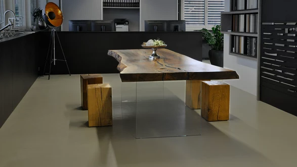 Table en bois massif avec tronc d'arbre en noyer