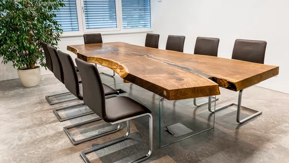 Baumtisch Eiche, Holztisch Epoxyharz Stammdesign