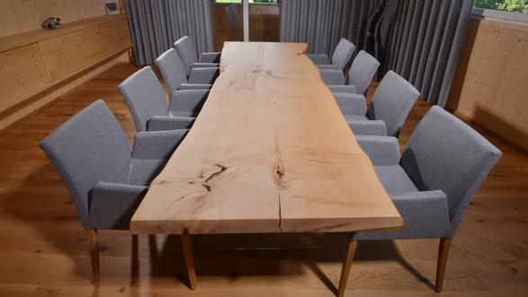 Table de réunion à partir d'un tronc d'arbre