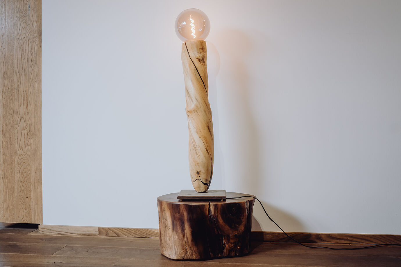 Stehlampe massiver Stamm