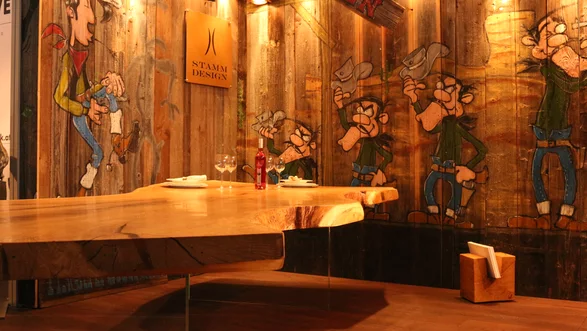 Wand mit Holzverkleidung von Stammdesign