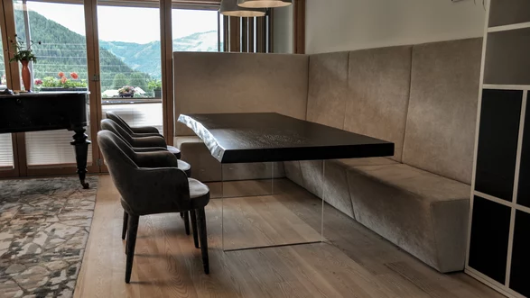 Table à manger d'un tronc d'arbre