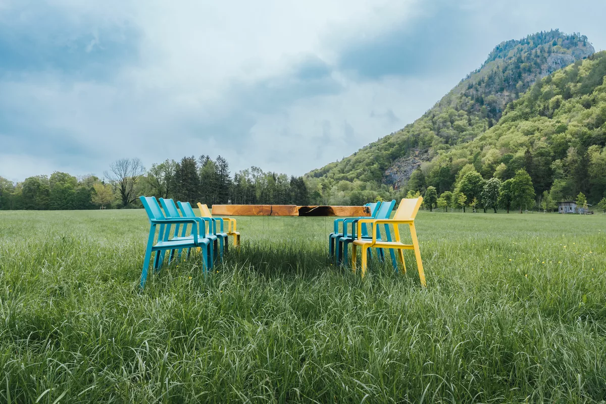 Schwebende Baumstamm Tisch