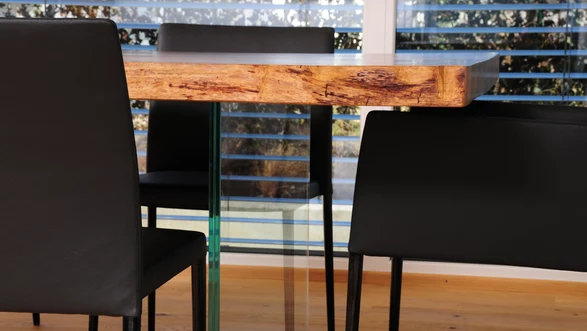 Table à manger d'un tronc d'arbre