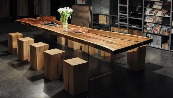 Table à manger d'un tronc d'arbre