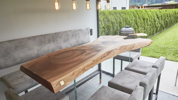 Esstisch aus einem Baumstamm