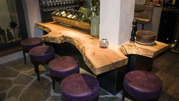 Gastronomieeinrichtung aus einem Baumstamm