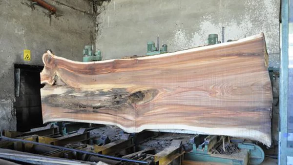 Produktion eines Esstisch Massiv von Stammdesign