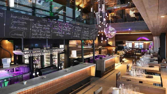 Gastronomie Baumstammtisch von Stammdesign