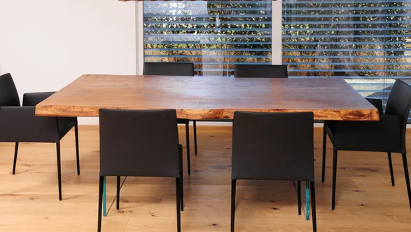 Table à manger d'un tronc d'arbre