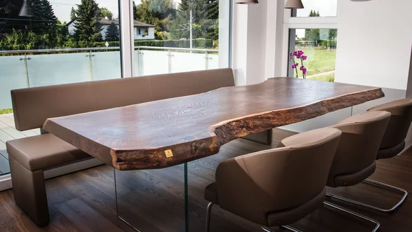 Table en bois d'un tronc d'arbre