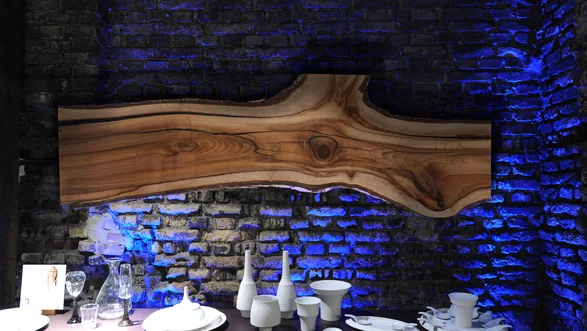 Holzskulptur aus einem Baumstamm