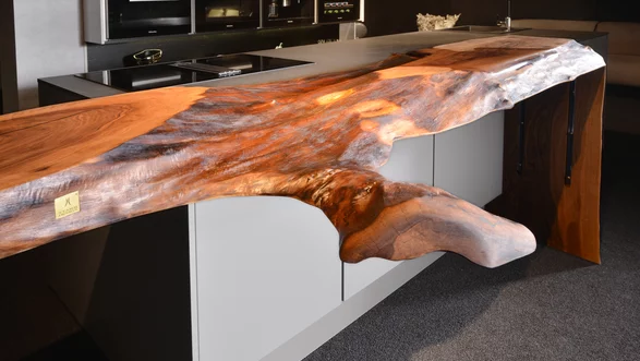 Bar aus einem Baumstamm