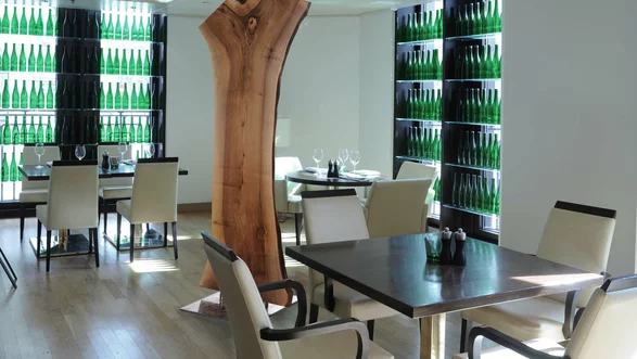 Holzskulptur aus einem Baumstamm