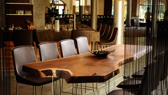 Gastronomie Tische aus einem Baumstamm