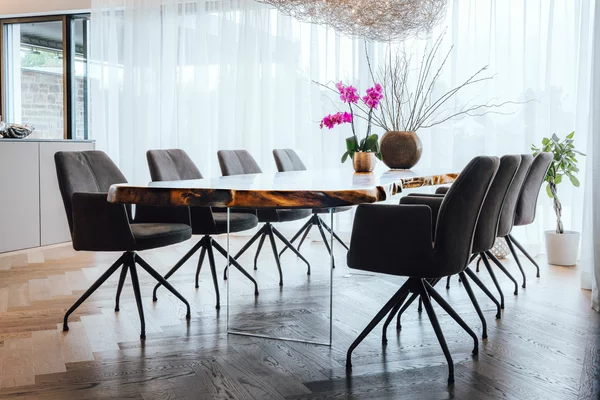 Nussbaumtisch Stammdesign Frontal