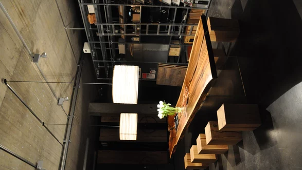 Table à manger d'un tronc d'arbre